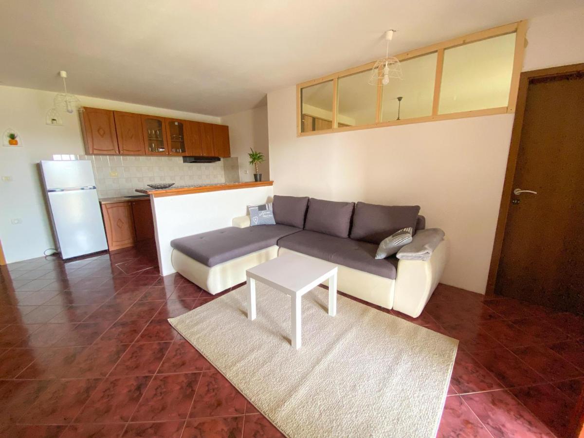 Apartment Moon Pobegi Екстер'єр фото